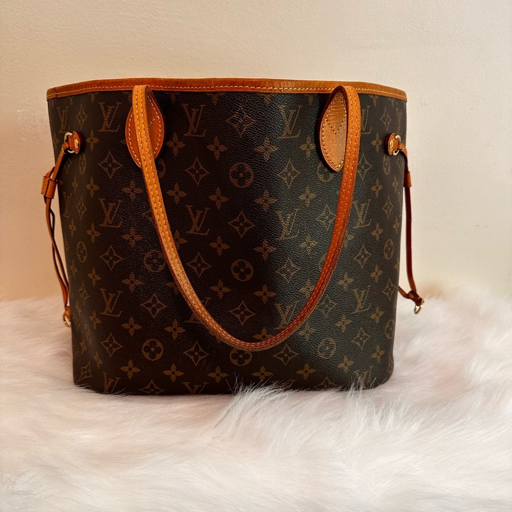 Authentic Louis Vuitton Neverfull MM in Monogram